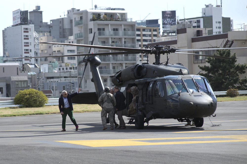 赤坂プレスセンターのヘリポートは要人輸送の際に使われる。写真は2014年にヘーゲル国防長官が横田基地から到着した時の様子だ（写真は国防総省ウェブサイトから）