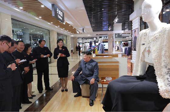 大聖（テソン）百貨店を視察する金正恩・朝鮮労働党委員長。19年4月15日にリニューアルオープンした（写真は労働新聞から）