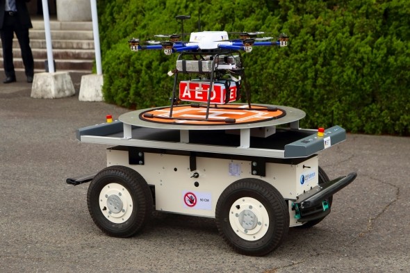 見通せない場所にドローンでお届け　福岡市で「都市部の目視外」実証実験