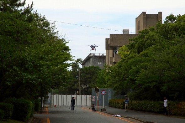 AEDを積んだドローンは大学キャンパス跡地の建物を回り込んで目的のポイントに向かった