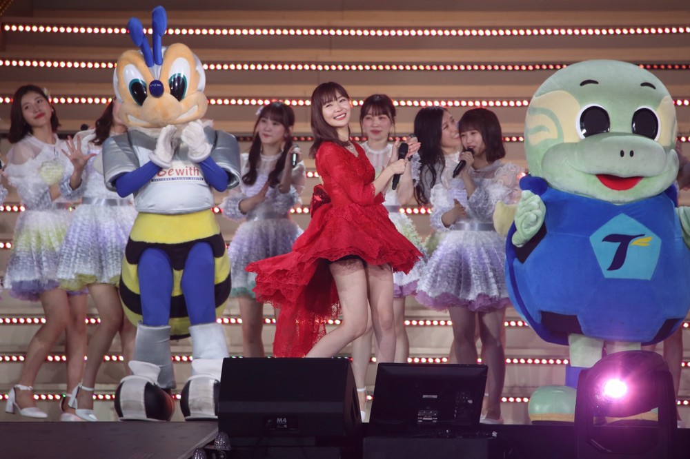 「恋するフォーチュンクッキー」を披露する指原莉乃さん。コンサートでは歌い納めになるとみられる