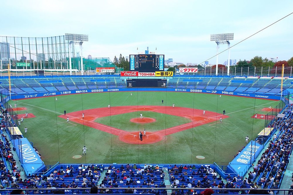 神宮球場（Kakidai氏撮影：Wikimedia Commonsから）