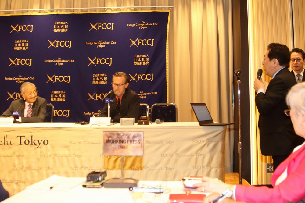 「ルック・イースト」について質問する元長野県知事で作家の田中康夫氏（右）