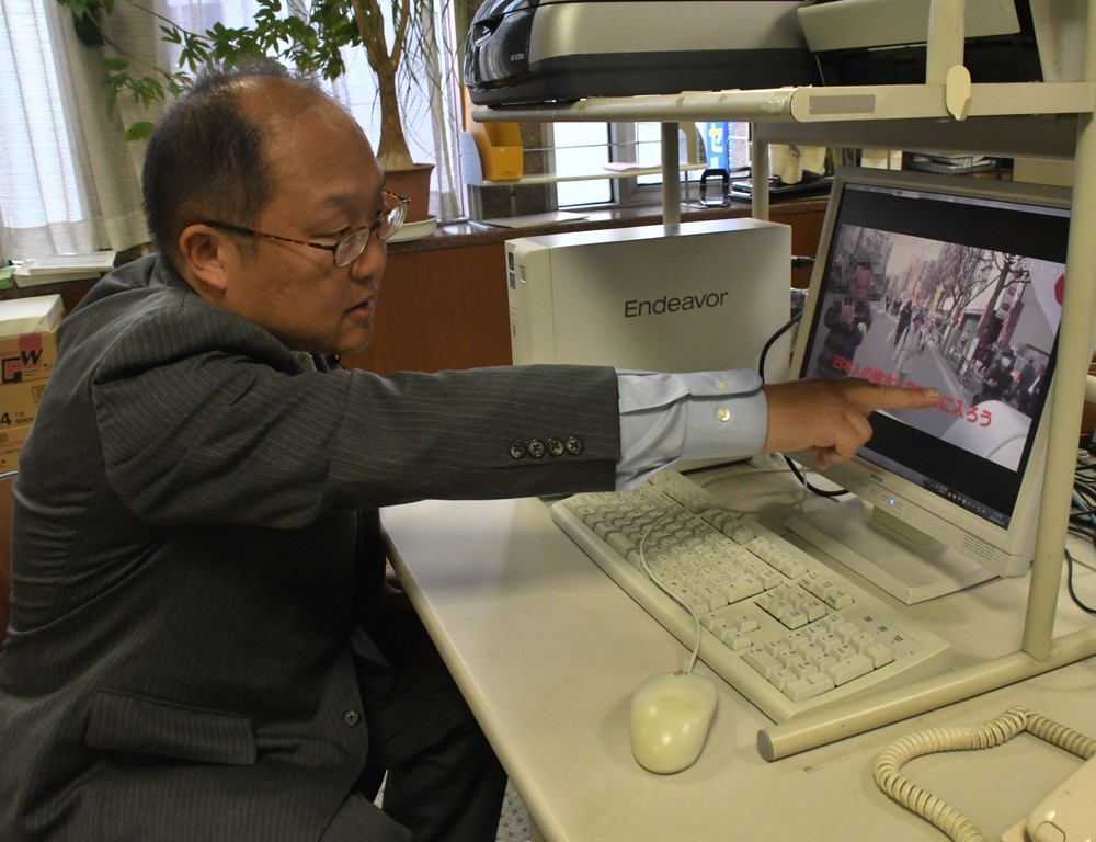 取材を受ける藤原区議（画像一部加工）