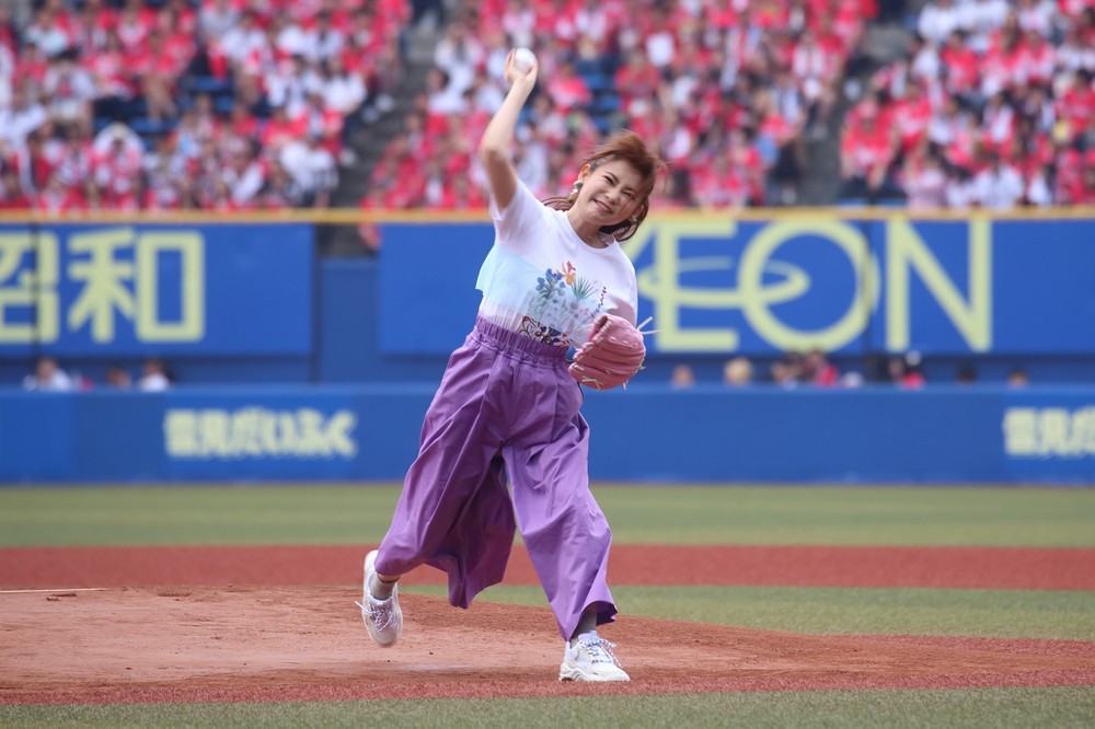 中川翔子「惜しかった」始球式　でも、記者から「フォロー」されて...