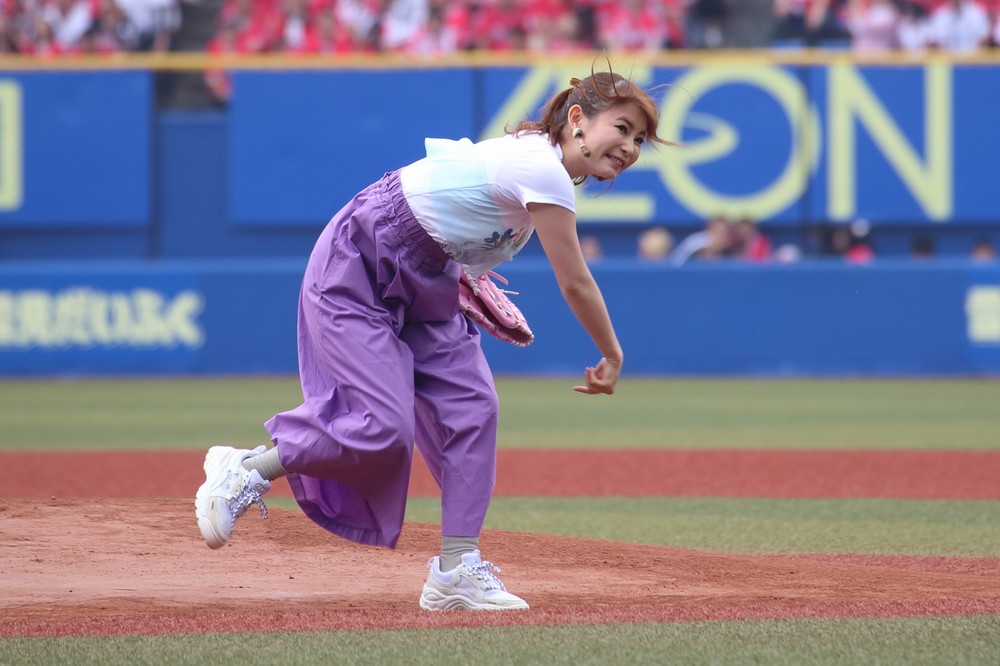 ボールが右にそれたのを見て悔しそうな表情を見せる中川翔子さん