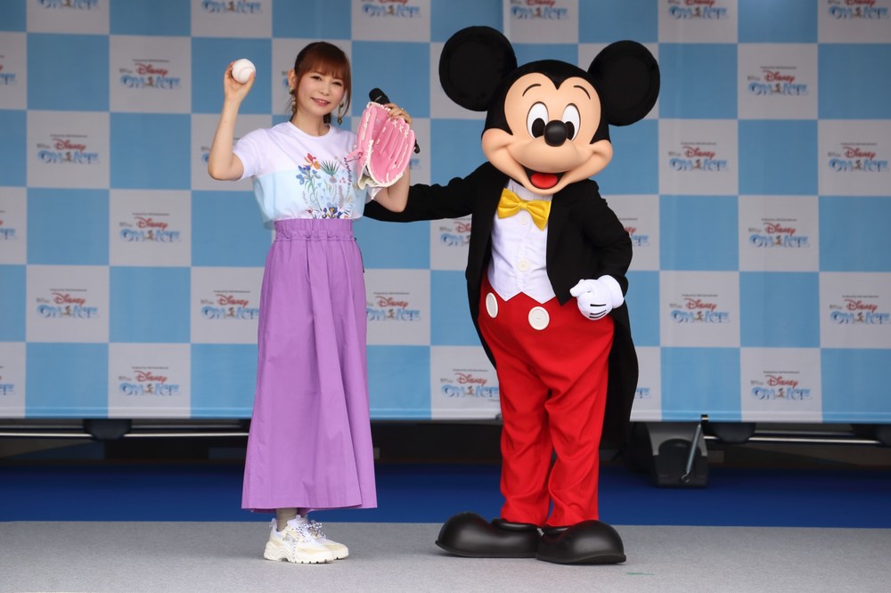 始球式に先立って行われたセレモニーでは、ミッキーマウスからピンクのグラブとボールを受け取った（c）Disney