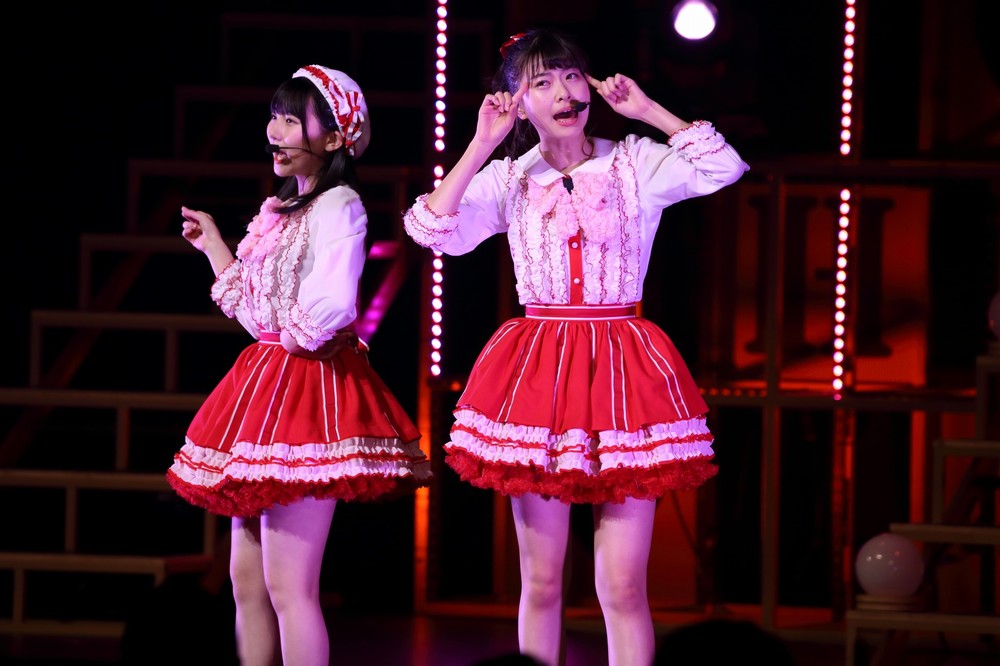 HKT48の田中美久さん（左）と松岡はなさん（右）（2017年4月撮影）