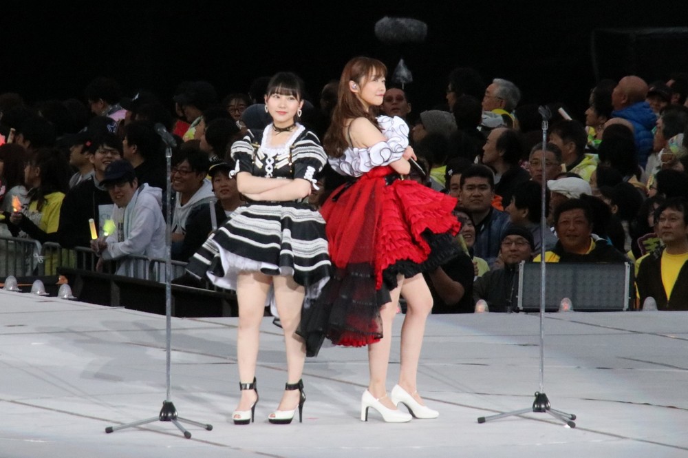 指原莉乃さんの卒業コンサートでパフォーマンスするHKT48の田中美久さん（左）（2019年4月撮影）