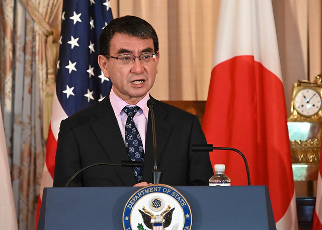 「旧姓併記パスポート持つ説明文を出して」→河野外相が「対応を指示しました」とRT