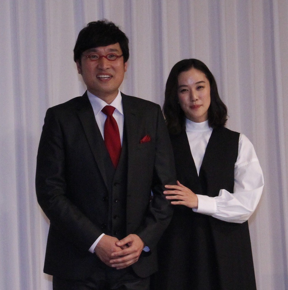結婚報告会見に臨んだ山里亮太さん（左）と蒼井優さん