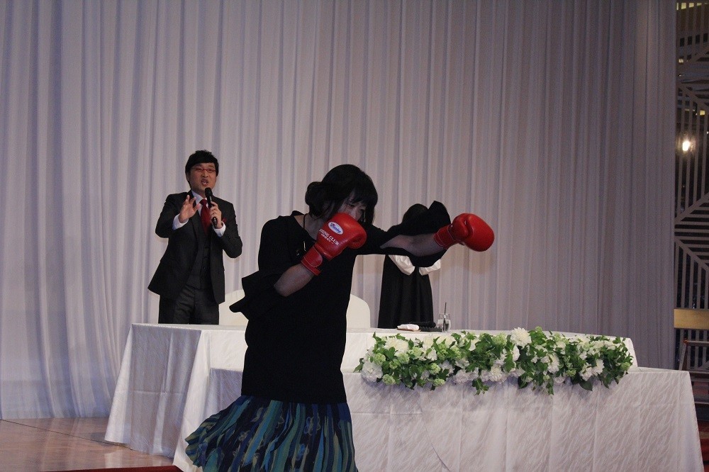 山里亮太さんを祝福しに訪れた山崎静代さん