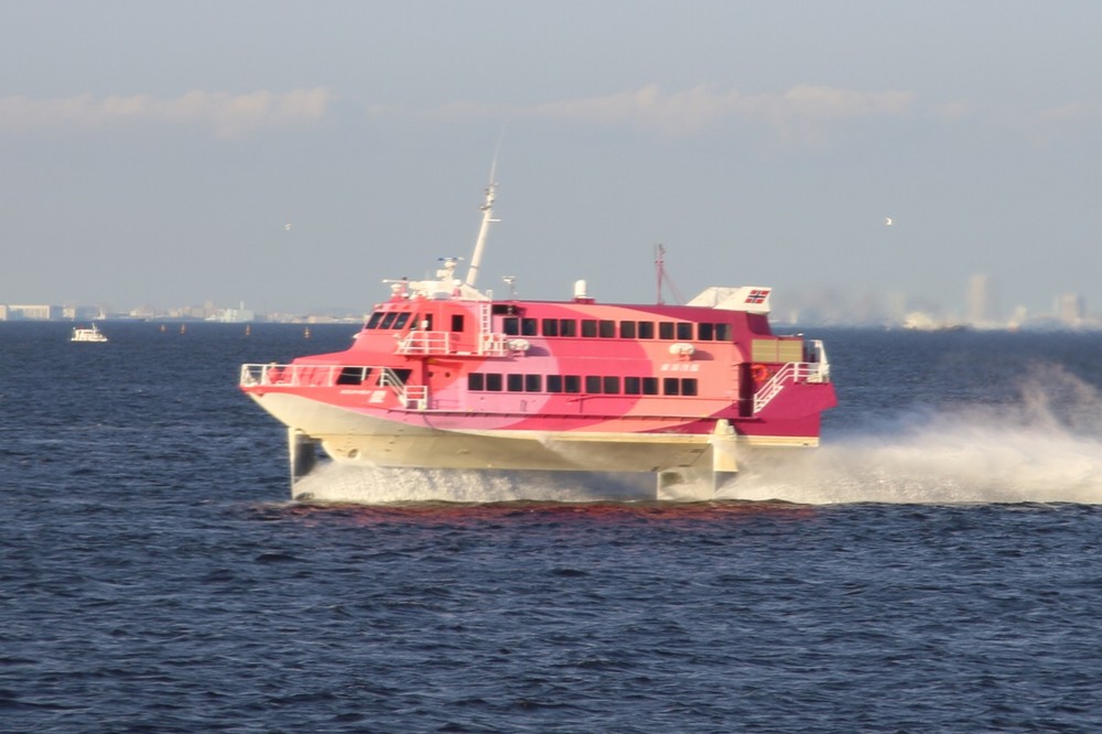 記者会見場になったレストラン船「ヴァンティアン」を追い抜くジェットフォイル「セブンアイランド愛」