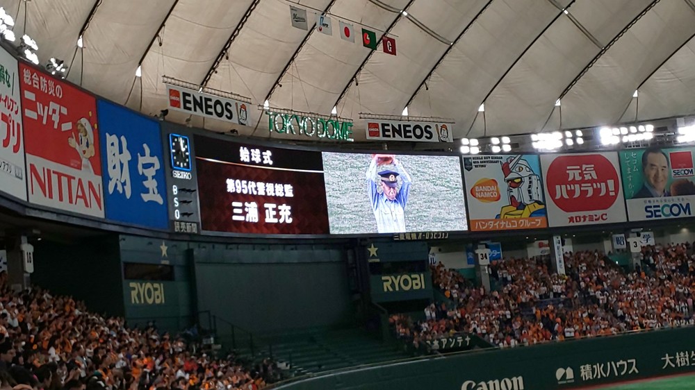 始球式に臨む三浦総監（ケバブ（＠kab_abu_83）さん提供）