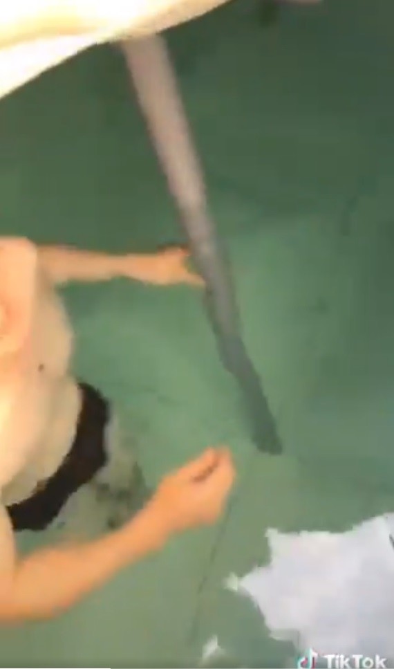マンションの「受水槽で泳いでま～す」動画　黒パンツ男に非難殺到