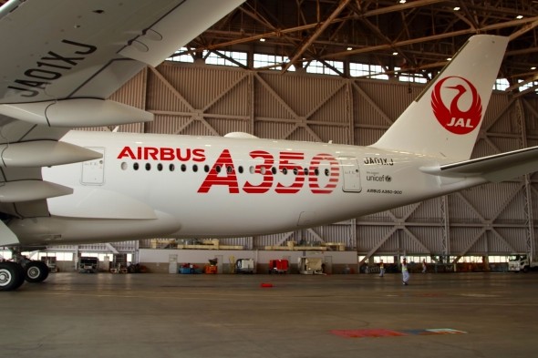 機体後部には大きく「A350」の文字をあしらった。初号機の文字の色は「挑戦のレッド」だ