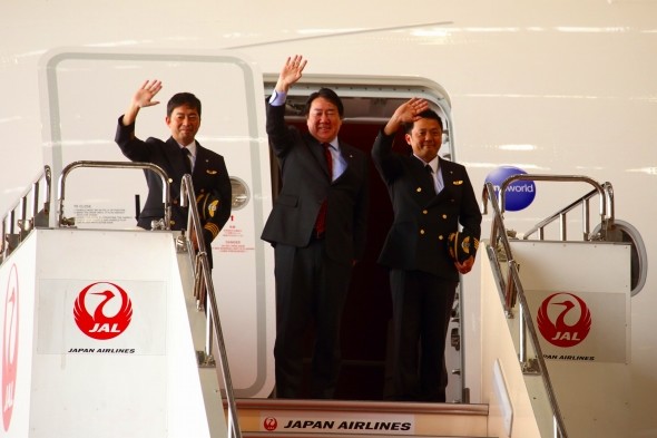 初号機から降り立ったJALの植木義晴会長（中央）