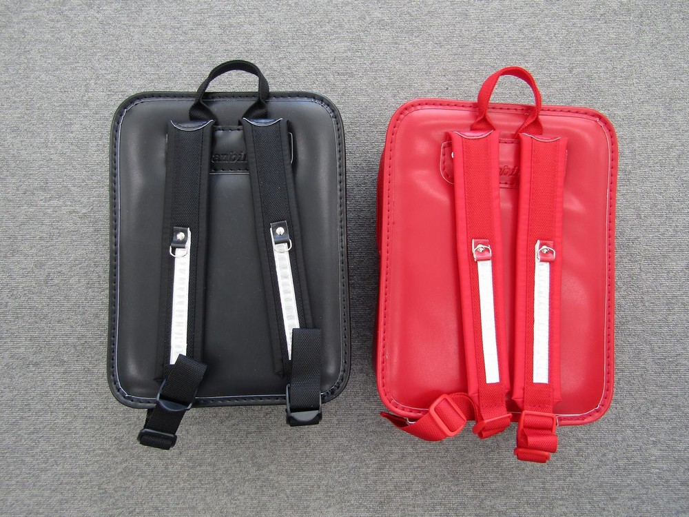 肩ベルトには防犯ブザーを付けるためのフックが