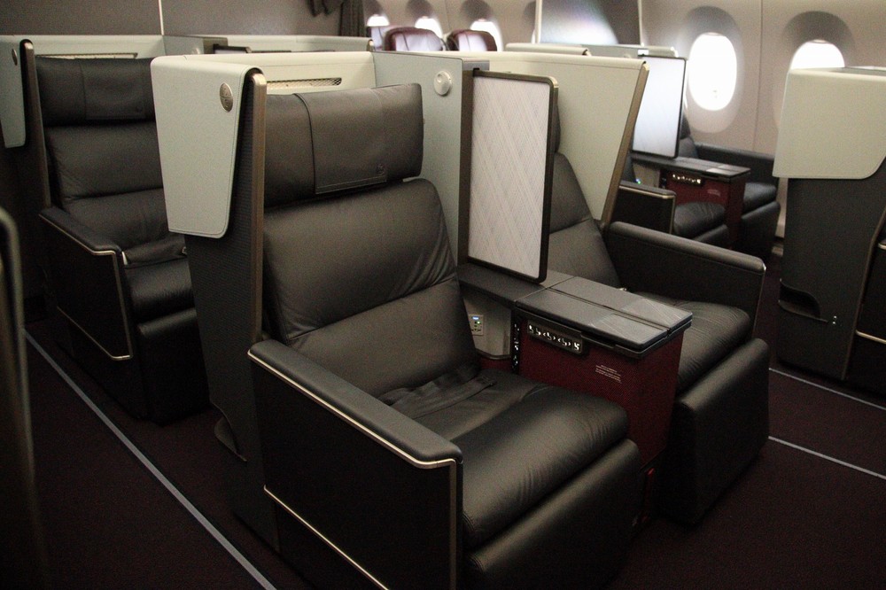 ファーストクラス。黒を基調にした配色で落ち着いた空間を演出している