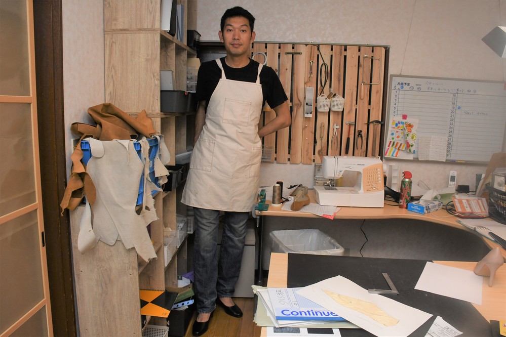 工房でパンプスを履く伊藤さん