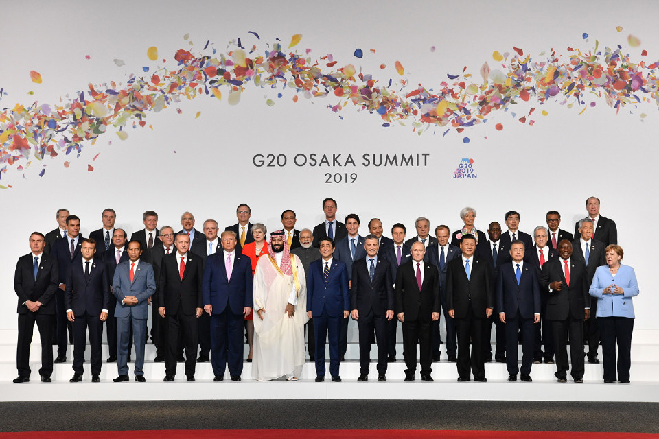 大阪G20サミットの集合写真（外務省のG20特設サイトより）