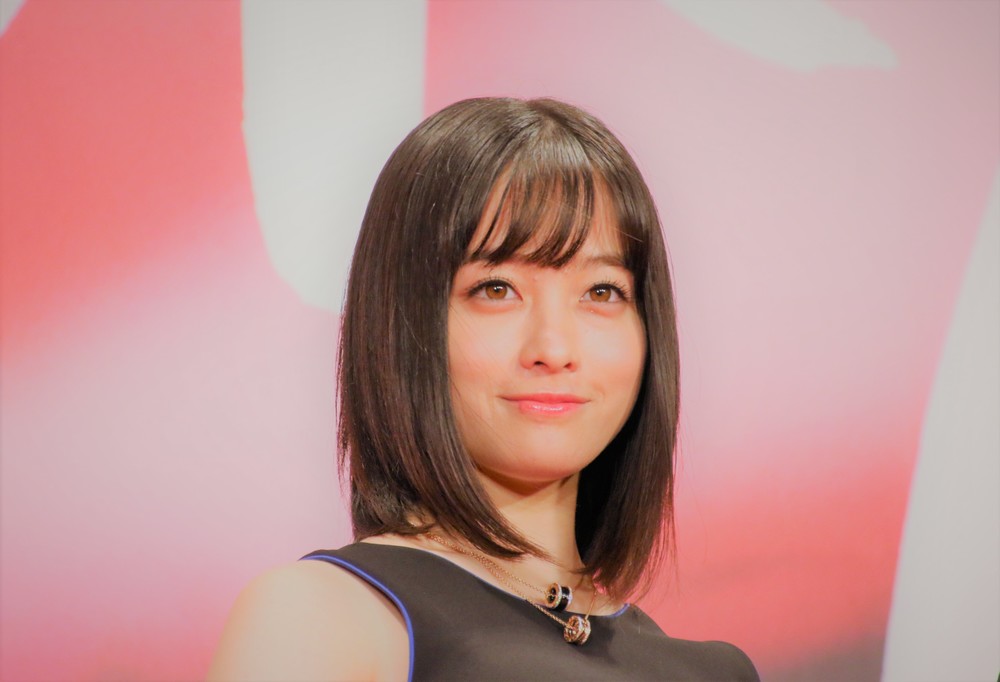 橋本環奈に「男女区別なく仲良しって素敵」　俳優仲間らと夜中まで語り合う