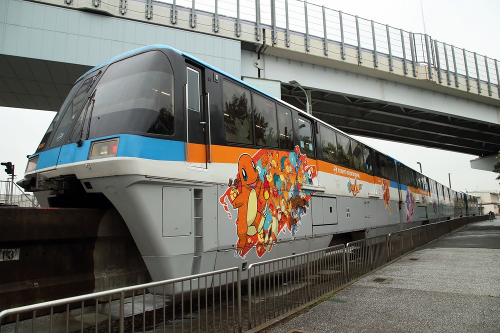 浜松町側の1号車には「ヒトカゲ」をあしらった