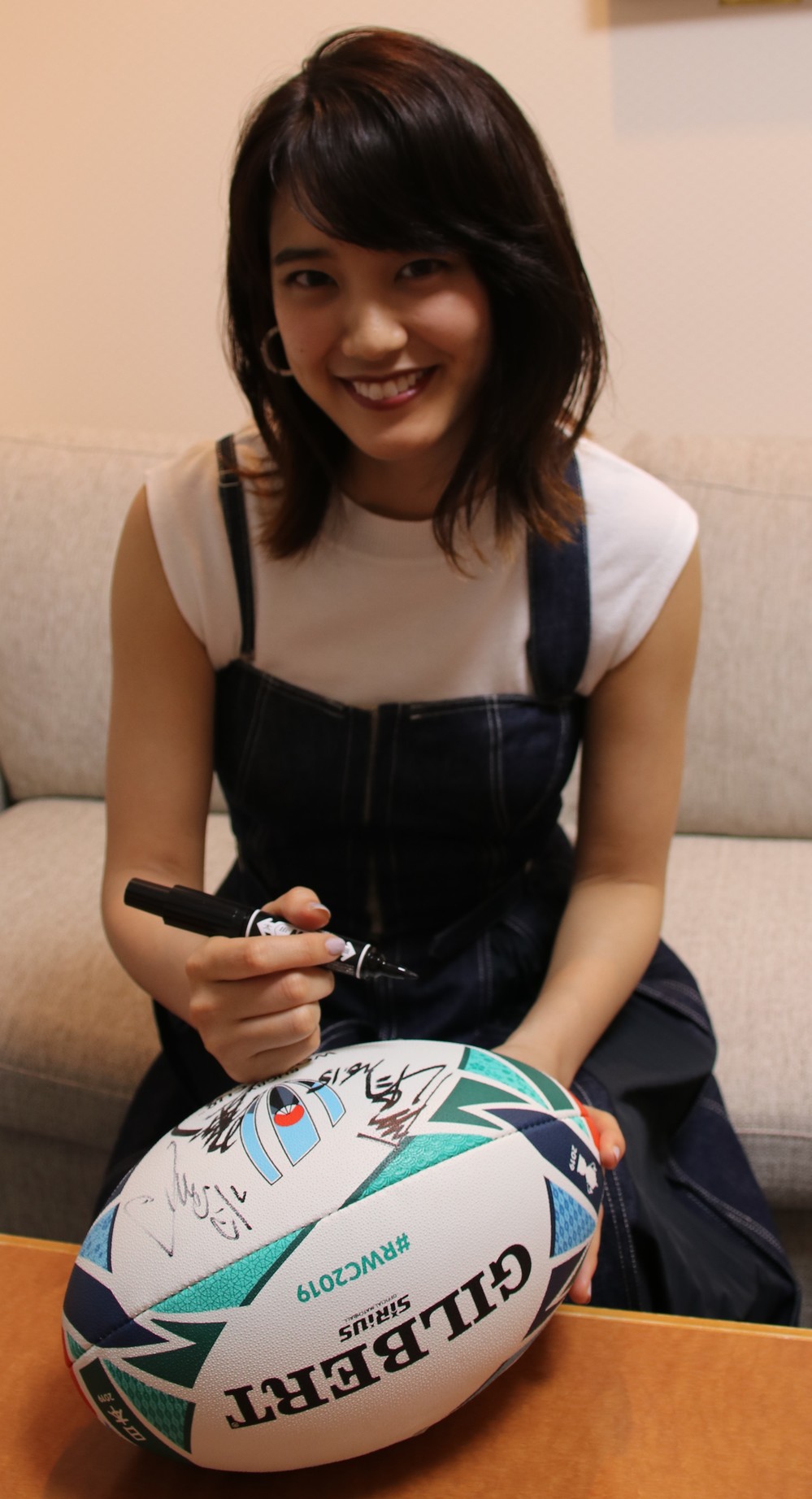 サインを書き込む山崎さん