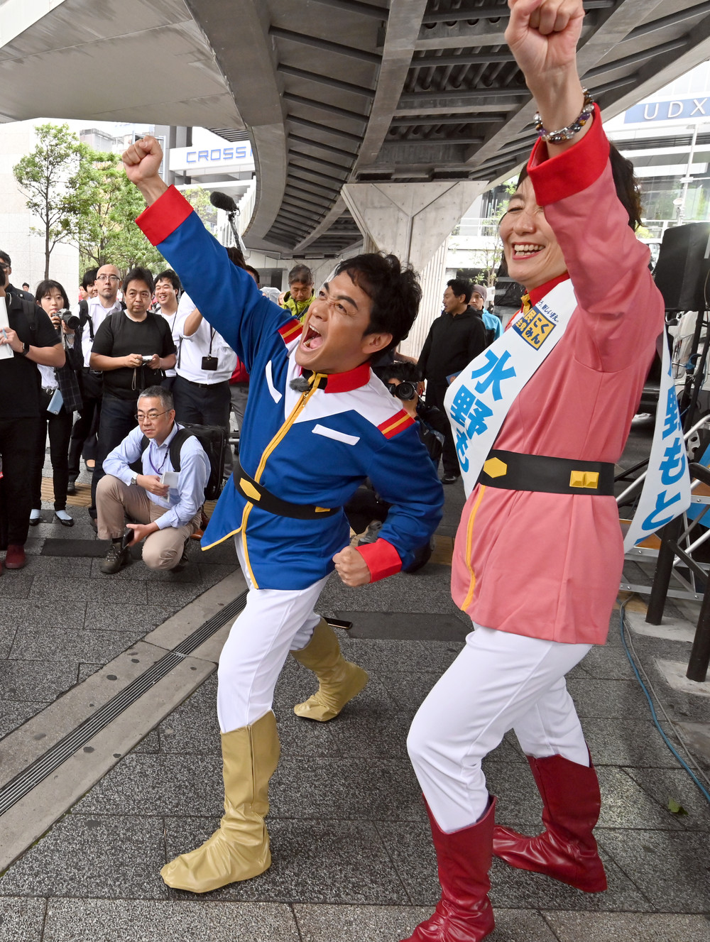 「アムロ・レイ」のコスプレで登場した玉木雄一郎氏（左）（写真：Natsuki Sakai/アフロ）
