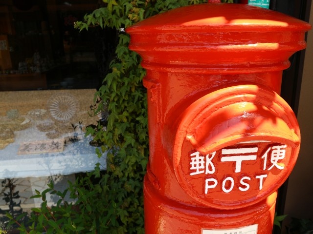 切手の値段が覚えられない問題　この約5年で値上げ3回...「送るたび考え込んじゃう」