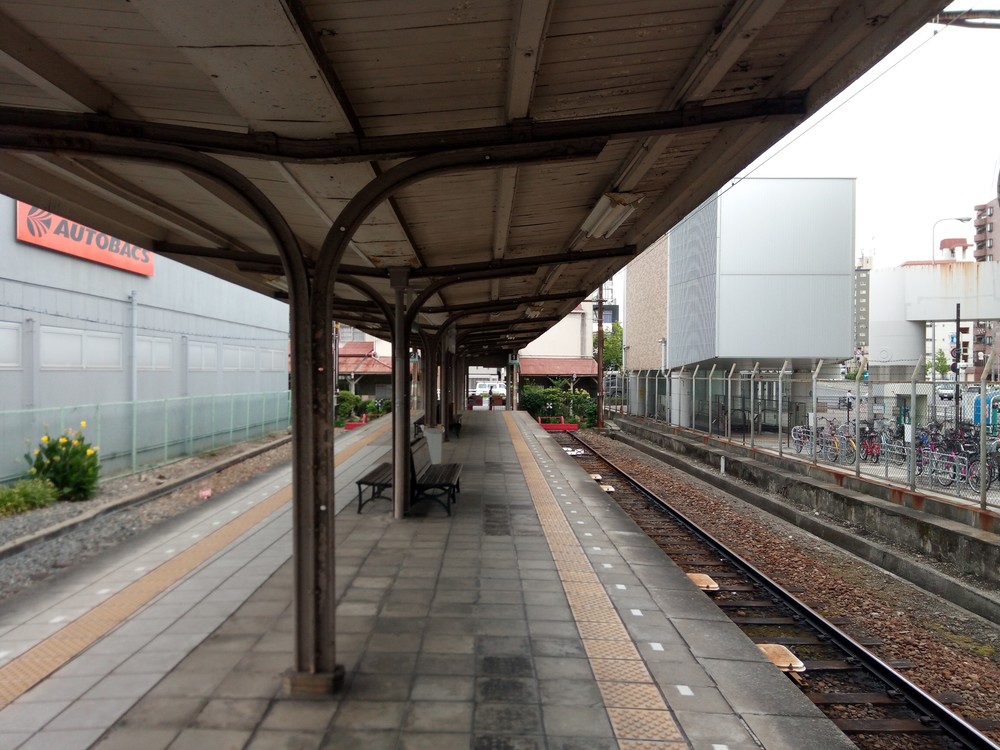 平日日中における南海汐見橋駅