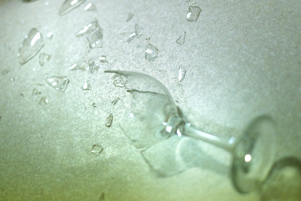 グラス割っちゃった...→飲食店「正直に言って」　「隠そうとする客」に店主が呼びかけた意図