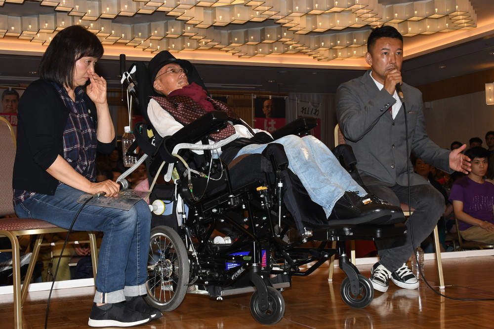 参院選で「れいわ新選組」は筋萎縮性側索硬化症（ALS）患者の舩後靖彦（ふなご・やすひこ）氏（写真中央）ら2人が当選した