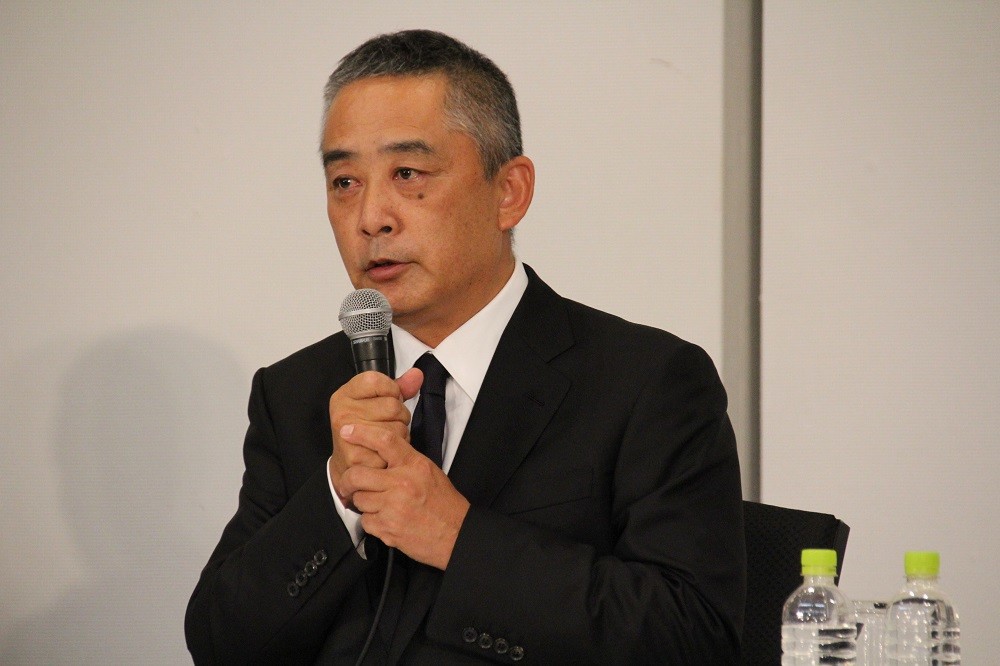 22日に開かれた記者会見に出席した岡本昭彦社長