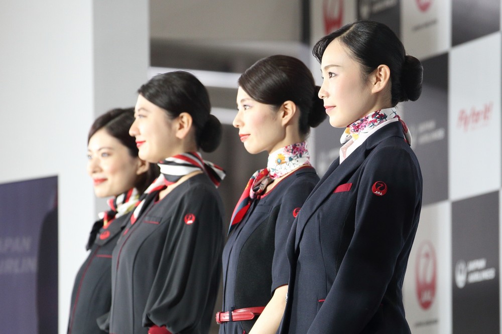 JAL「7年ぶり」新制服のポイント　どこが変わり、何が受け継がれた？