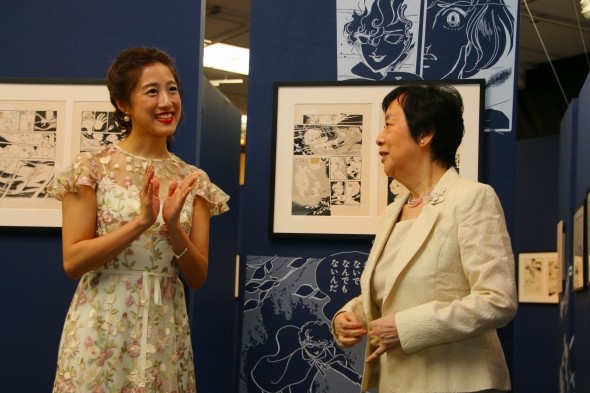 展示されている原画の美しさを語る萩尾さんと仙名さん