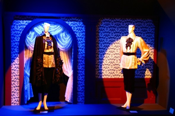 宝塚版「ポーの一族」の衣装や小道具も展示される
