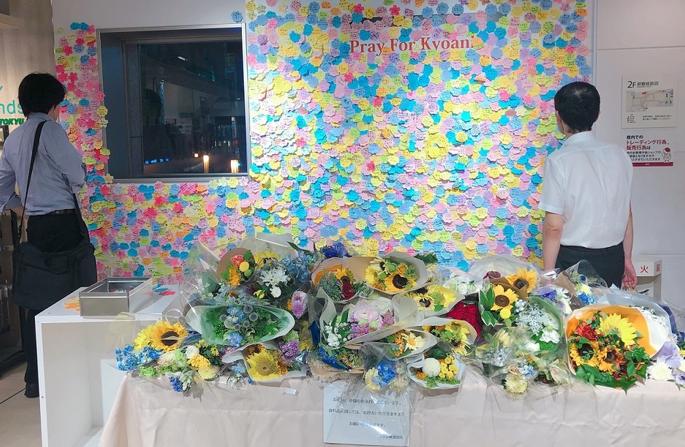 立ち止まる人さまざま（2019年7月25日20時半過ぎ撮影）