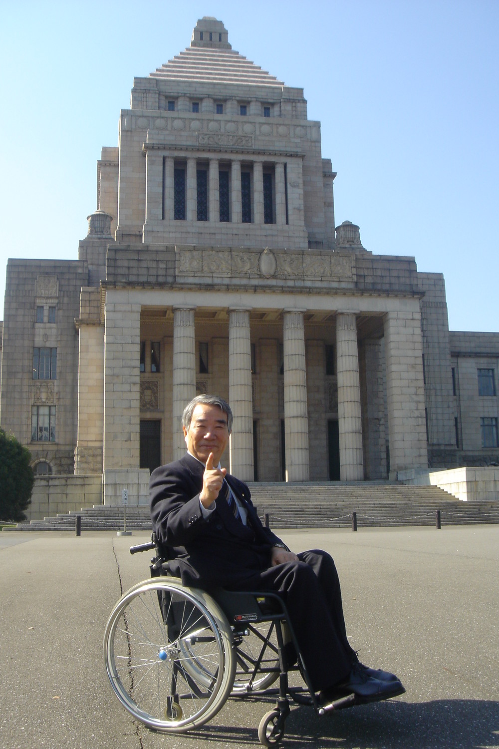 衆院選に当選した96年ごろの八代氏（本人提供）