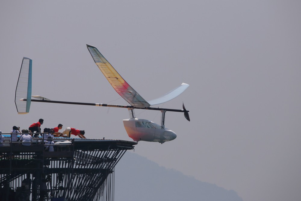 プラットホームから飛び立つ「人力プロペラ機部門」参加機