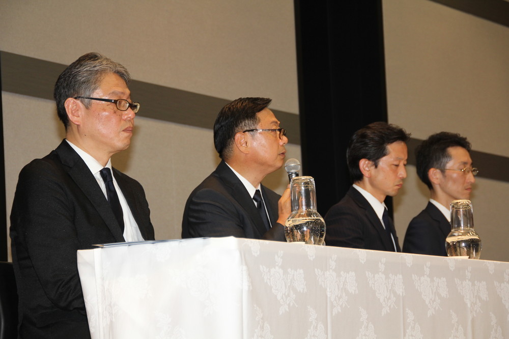 会見した（左から）田口氏、後藤氏、清水健氏（セブン＆アイHD執行役員、セキュリティ対策プロジェクトリーダー）、奥田裕康氏（セブン・ペイ取締役、営業部長）