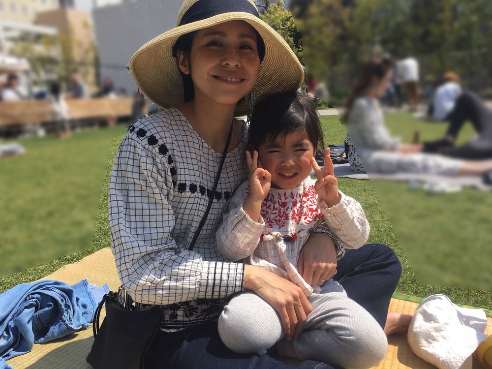 真菜さんと莉子ちゃん。4月6日のピクニックで松永さんが南池袋公園で撮影した。（遺族提供、編集部加工済み）