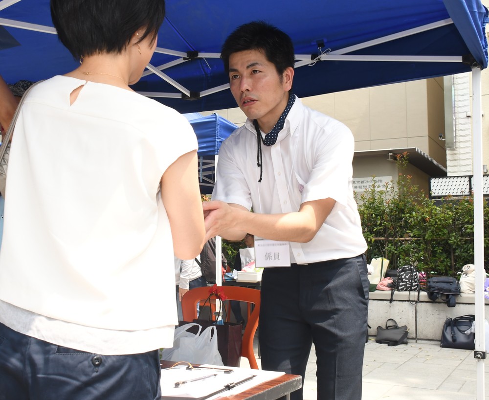 署名活動をする松永さん（2019年8月3日編集部撮影）