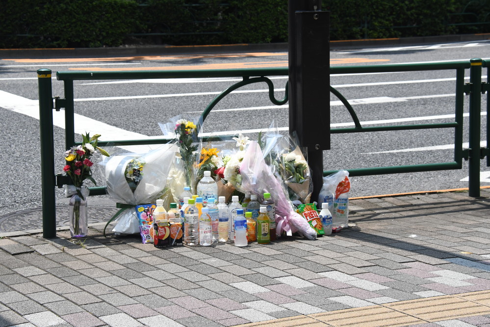 献花台がなくなった今も、事故現場近くには花束や飲み物が供えられている。（2019年8月3日編集部撮影）