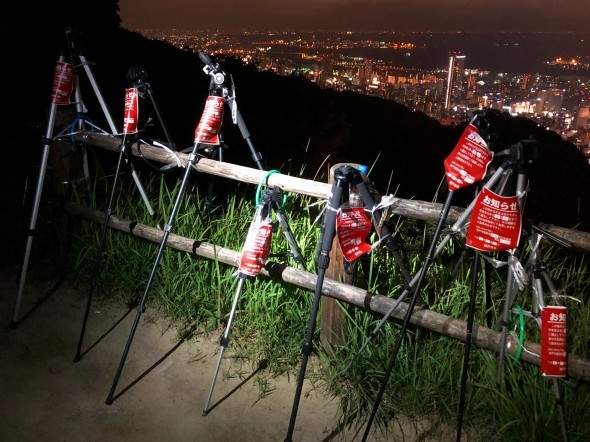 花火数日前から三脚ズラリ...　神戸市が「不法占有」ステッカーで警告