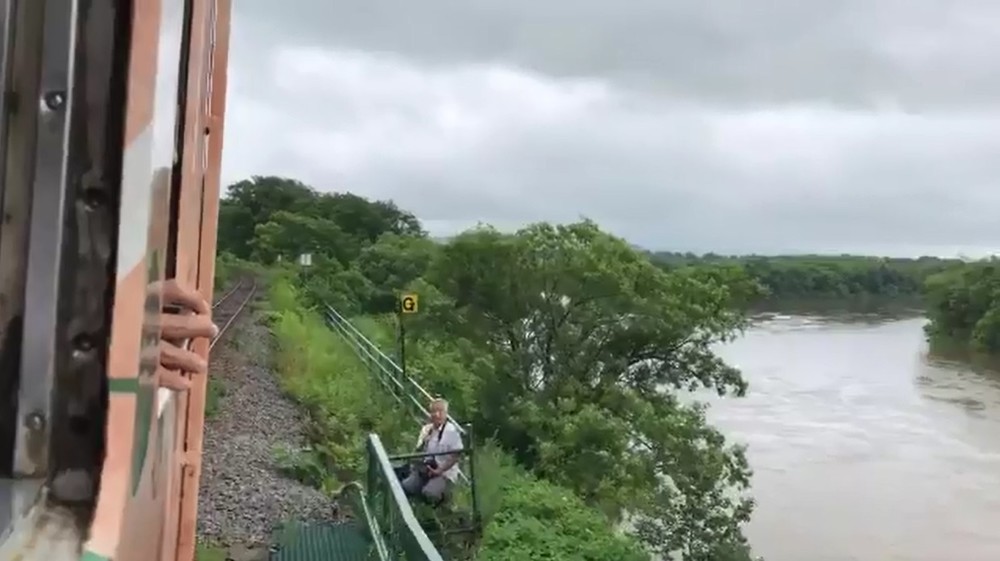 背後は崖、列車わずか数メートル...　線路脇に「撮り鉄」→JR北海道「非常に危険」
