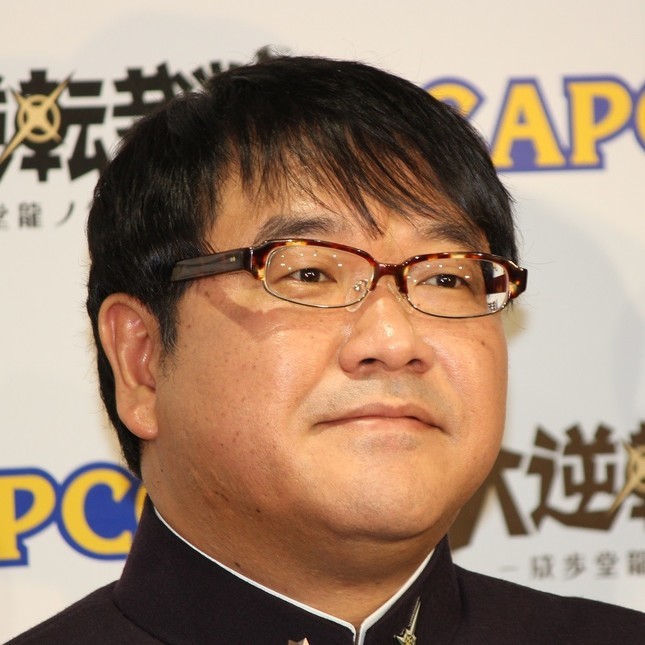 カンニング竹山、「日焼けし過ぎ」を謝罪　「ひとり海水浴」で真っ黒に