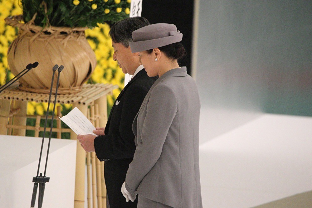 令和初の全国戦没者追悼式で「おことば」を述べる天皇陛下（写真奥）