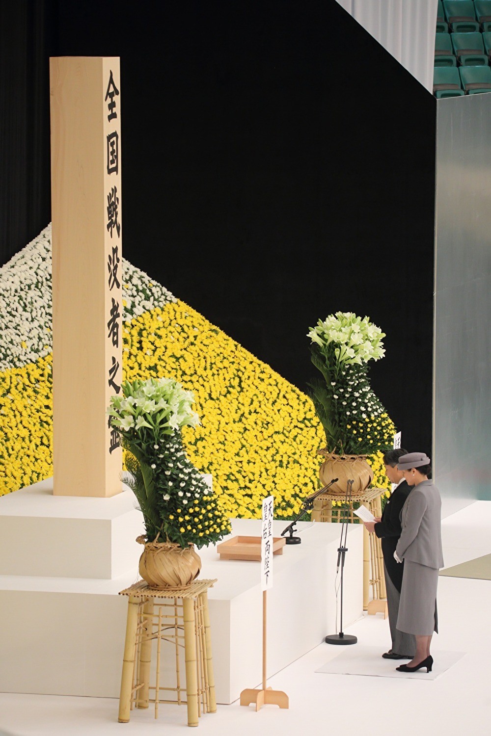 令和初の全国戦没者追悼式で「おことば」を述べる天皇陛下（写真奥）