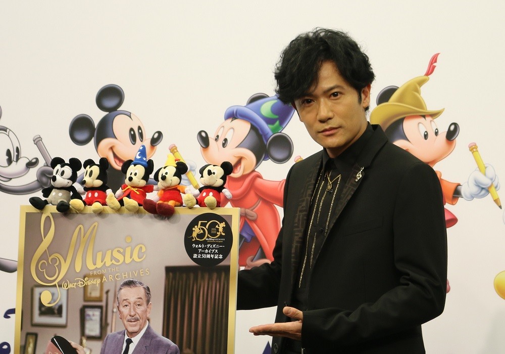 稲垣吾郎、フォトセッション中の「ハプニング」→混乱の中、すっと右手を...